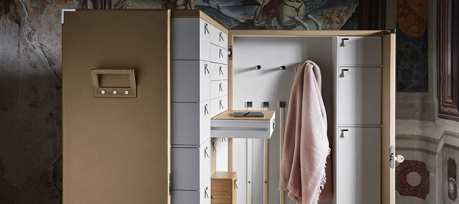 Oceano | Trunk Oceano trunk by Poltrona Frau in Pelle Frau® leather, birch plywood structure, natural oak and chromed metal details, Italian luxury craftsmanship