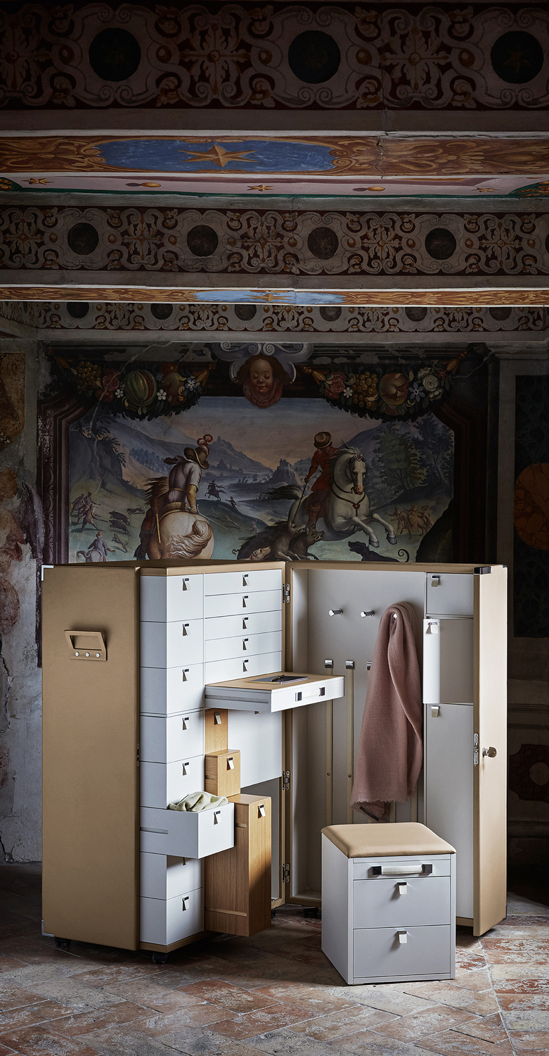 Oceano | Trunk Oceano trunk by Poltrona Frau in Pelle Frau® leather, birch plywood structure, natural oak and chromed metal details, Italian luxury craftsmanship