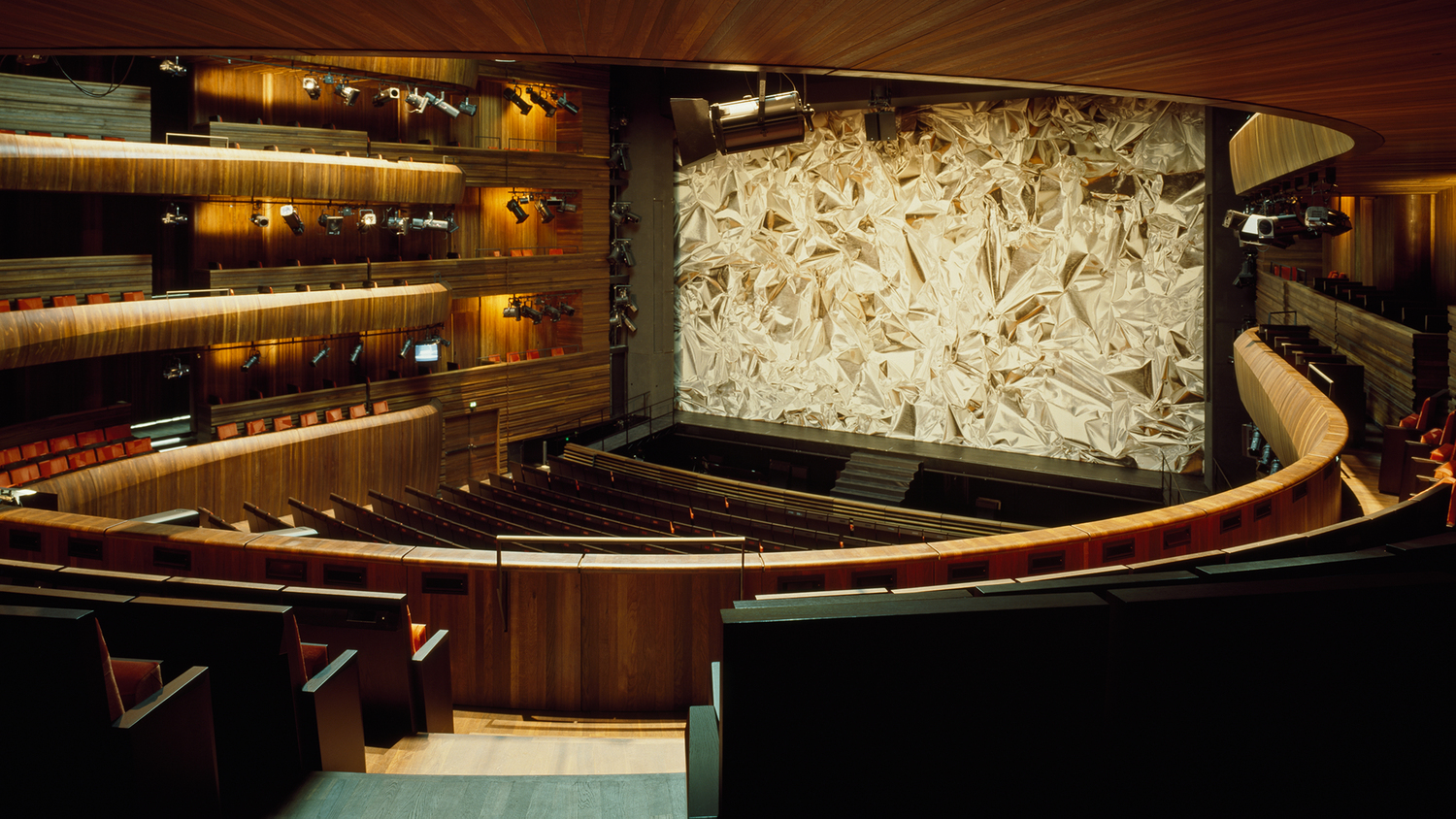 Oslo Opera House Poltrona Frau for the Oslo Opera House: custom-made seats in Pelle Frau® leather that celebrate the balance between comfort, innovation, and art.