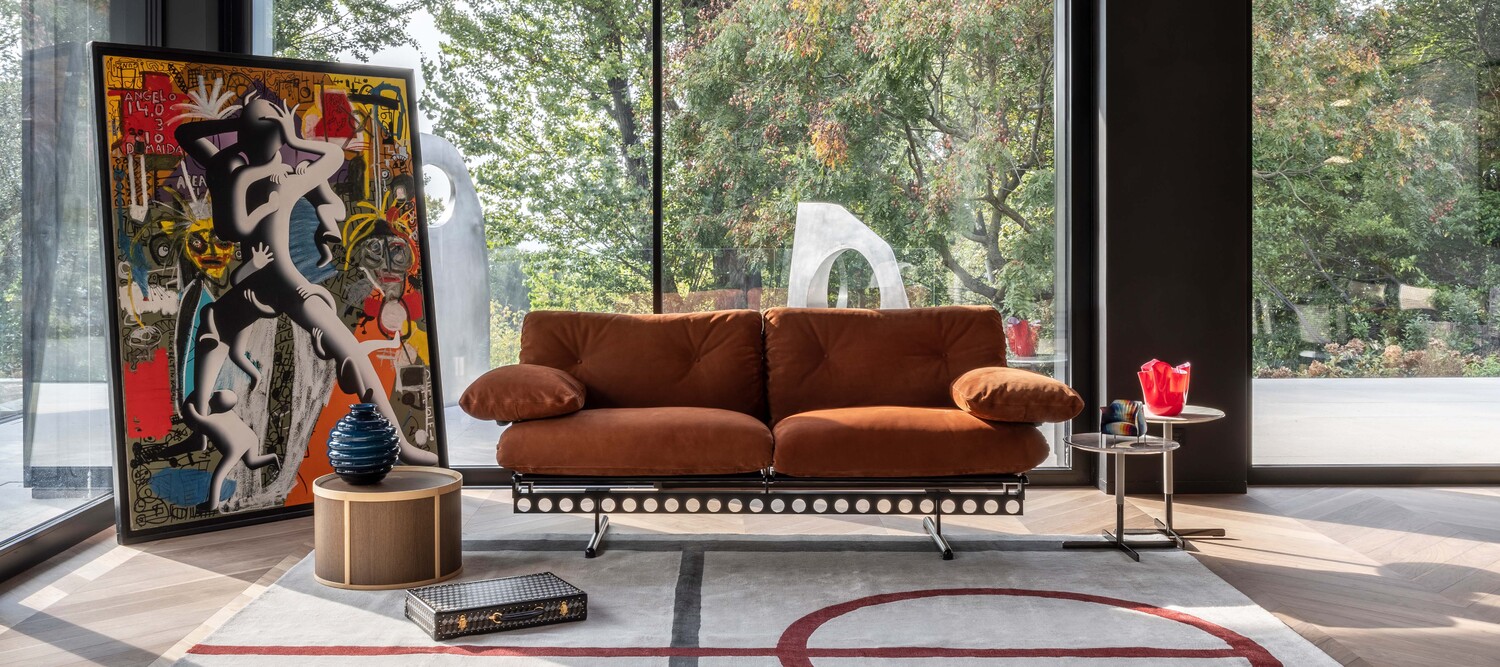 Ouverture | Divano Divano Ouverture Poltrona Frau con struttura in acciaio verniciato nero opaco, trave a “T” e dettagli in alluminio, cuscini imbottiti in piuma d’oca e rivestimento in pelle o tessuto, design italiano di lusso