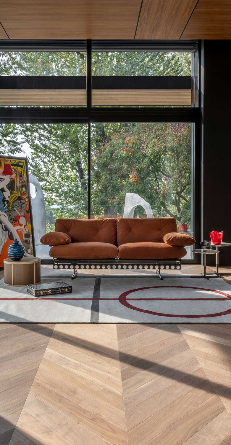 Ouverture | Divano Divano Ouverture Poltrona Frau con struttura in acciaio verniciato nero opaco, trave a “T” e dettagli in alluminio, cuscini imbottiti in piuma d’oca e rivestimento in pelle o tessuto, design italiano di lusso