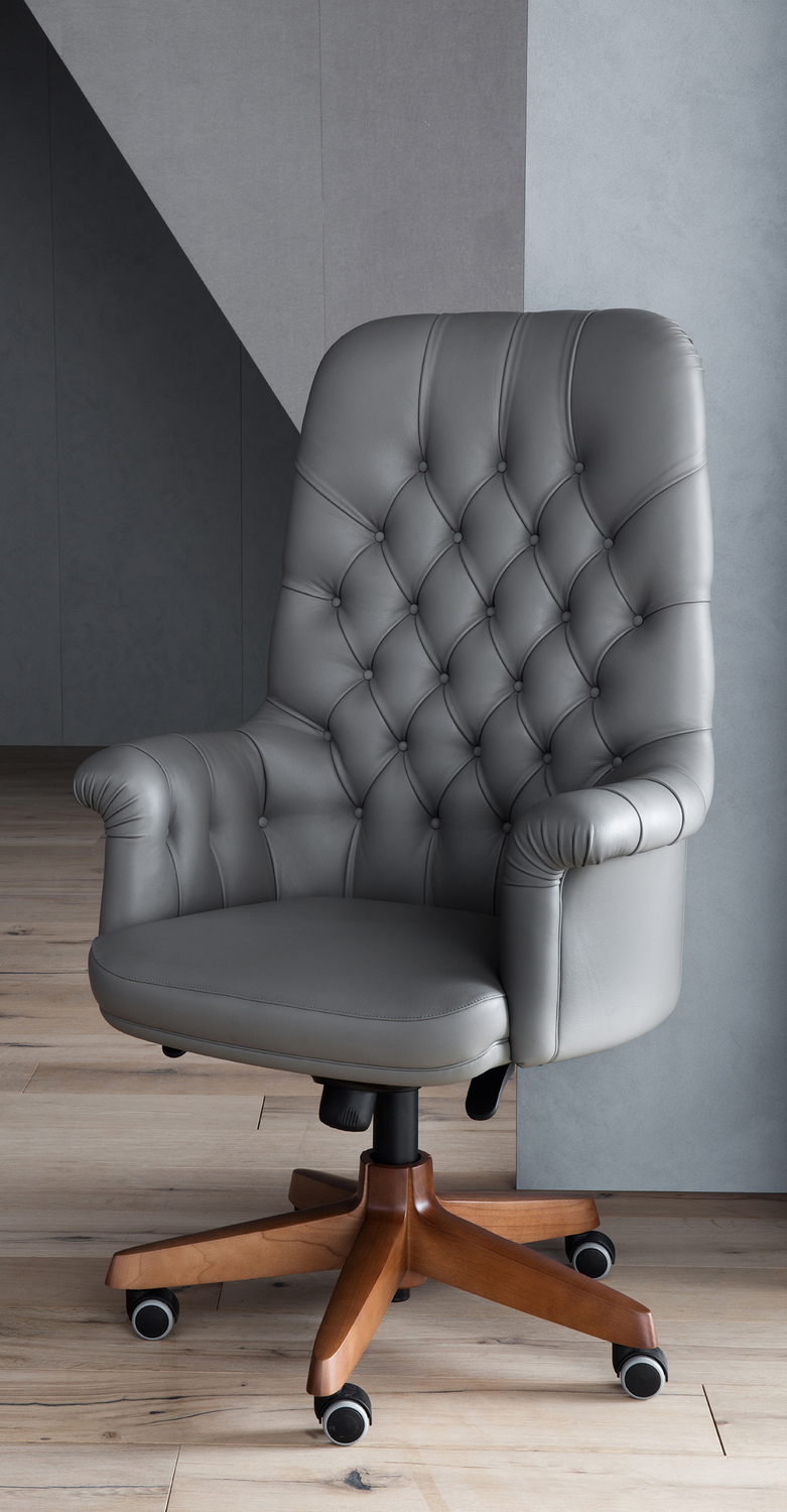 Oxford | Fauteuil de bureau Fauteuil de bureau Oxford Poltrona Frau avec structure en hêtre massif, revêtement en Pelle Frau® avec capitonné artisanal, piètement à cinq branches en bois ou aluminium, design italien de luxe