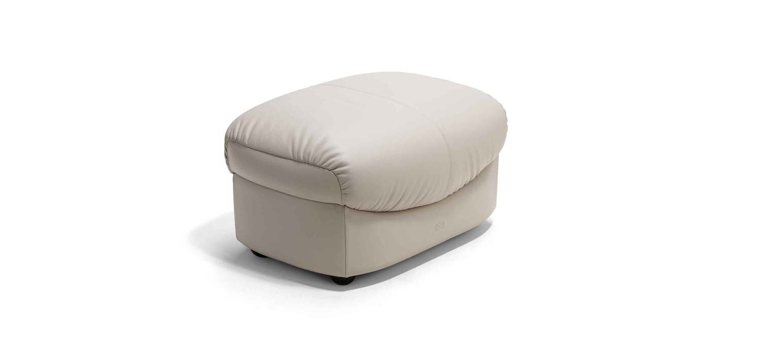 Parka | Pouf Pouf Parka Poltrona Frau by Draga & Aurel, rivestito in Pelle Frau® o tessuto, forma morbida e accogliente con cuciture sartoriali, artigianato italiano di lusso