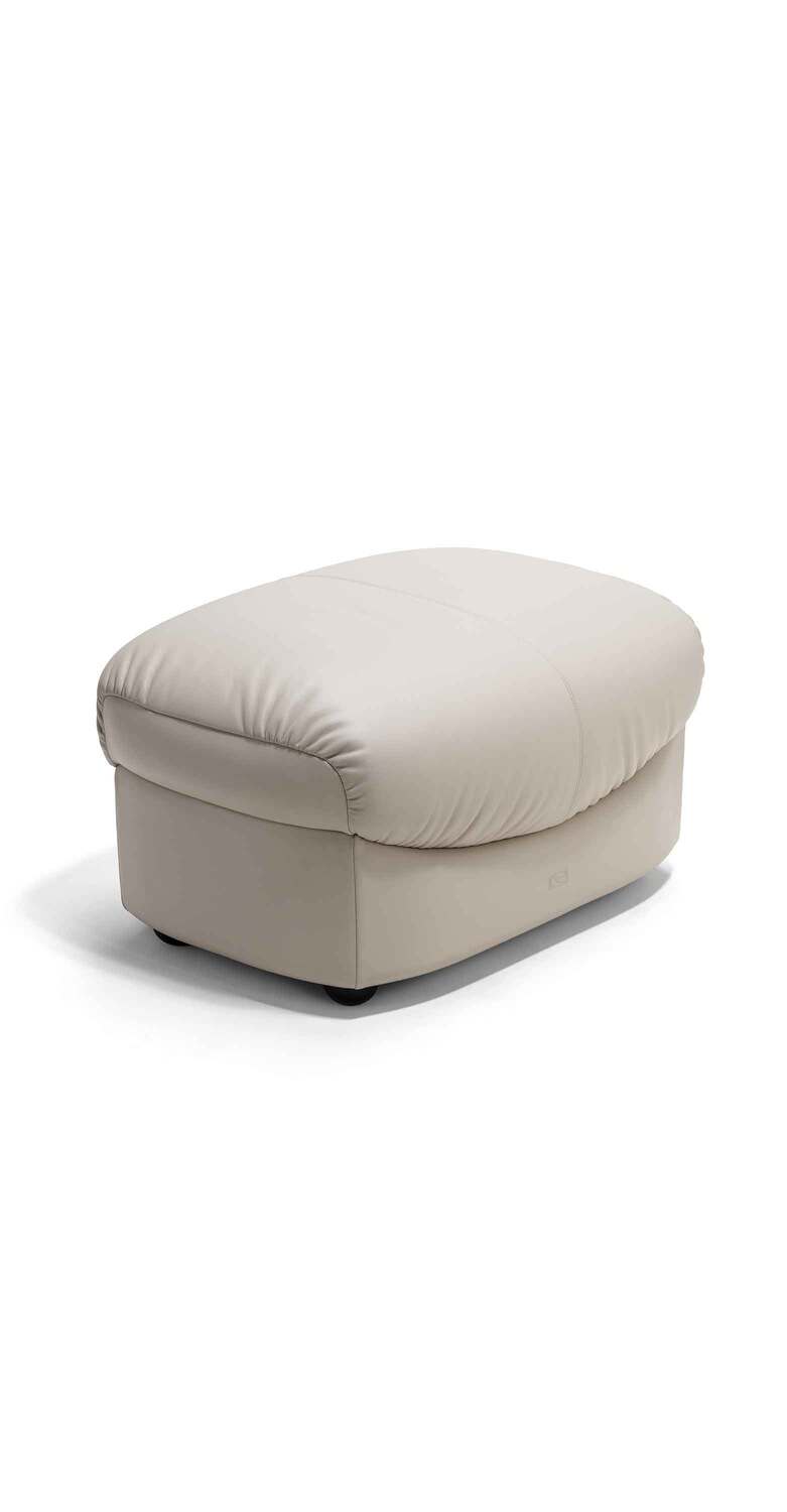 Parka | Pouf Pouf Parka Poltrona Frau by Draga & Aurel, rivestito in Pelle Frau® o tessuto, forma morbida e accogliente con cuciture sartoriali, artigianato italiano di lusso