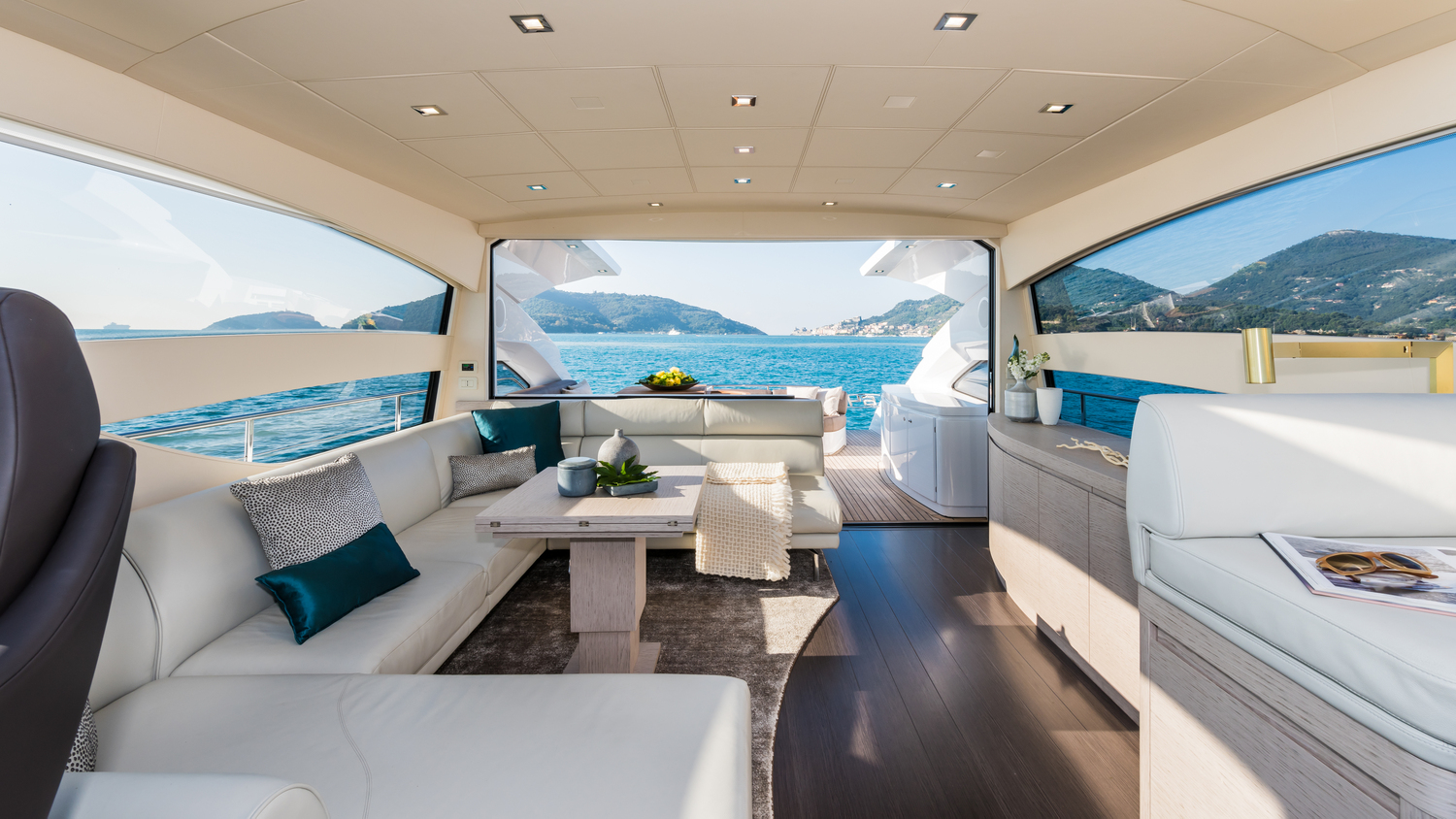 Pershing 64 Pershing 64 Poltrona Frau: design d’eccellenza e comfort marino per arredi su misura che raccontano il lusso e l’eleganza della navigazione.