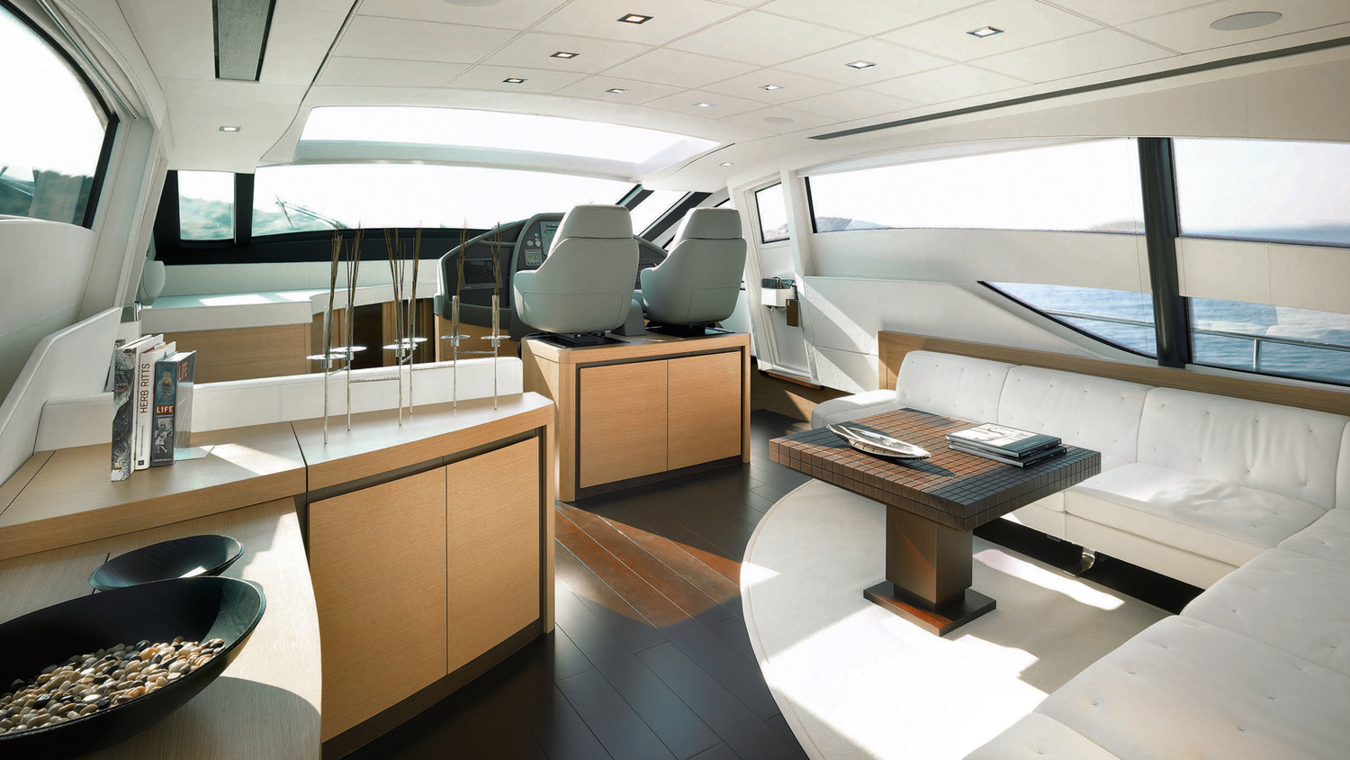 Pershing P72 Poltrona Frau × Pershing P72:融合科技、工艺与现代优雅,打造量身定制的舒适座椅与独特风格。