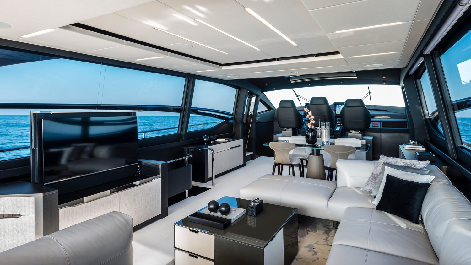 Pershing P8X Intérieurs du yacht Pershing P8X, meublés avec design Poltrona Frau, style italien exclusif