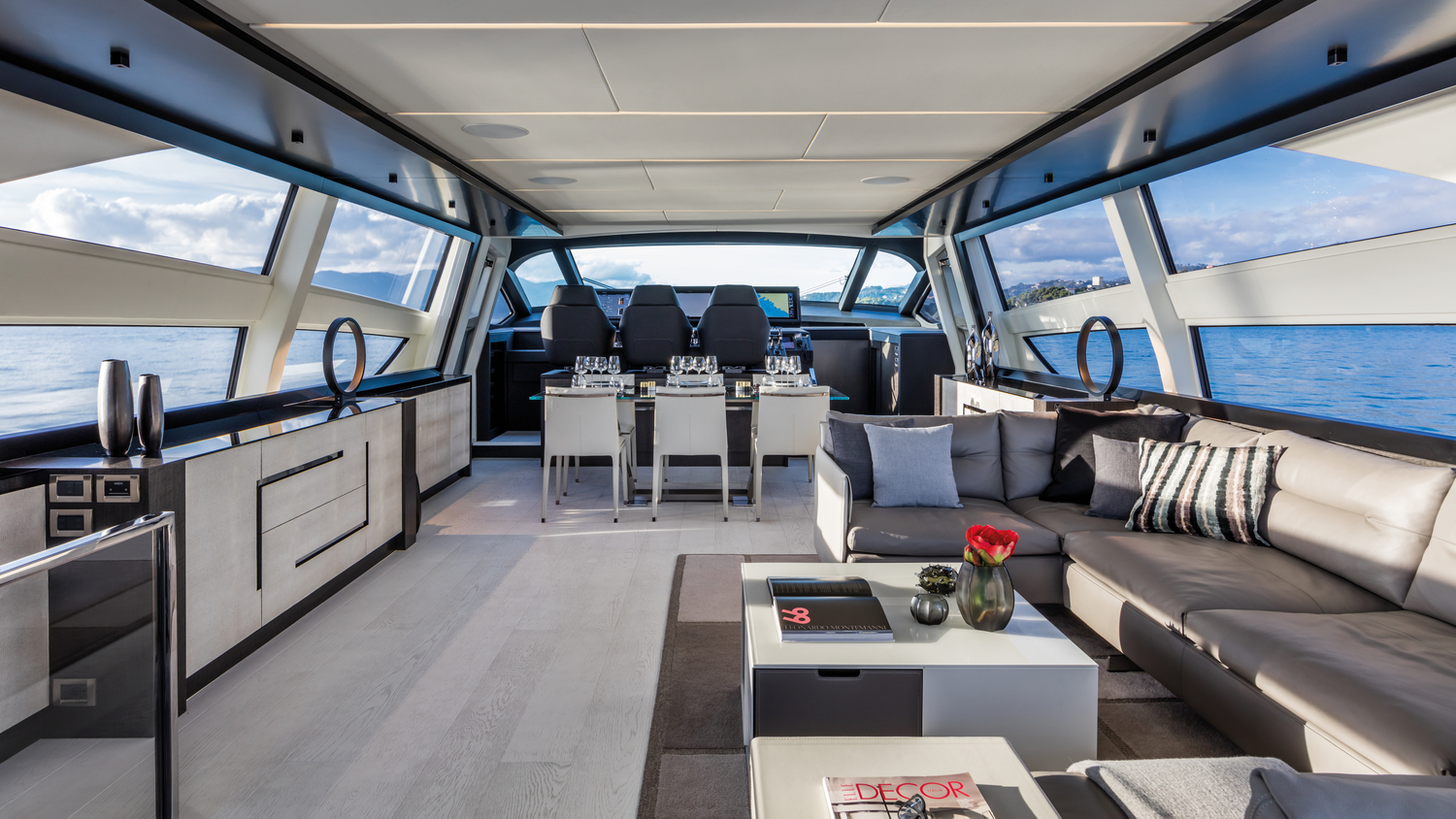 Pershing P9X Pershing P9X by Poltrona Frau: Gran Torino seats and Pelle Frau® furnishings, a symbol of luxury and innovation in nautical design.