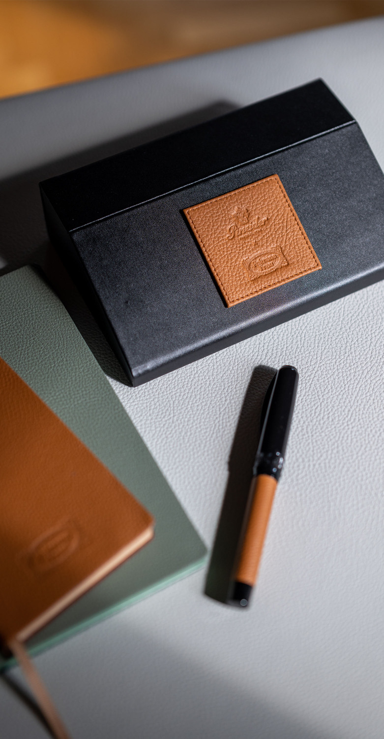 Pineider x Poltrona Frau | Stylo à bille Stylo roller Pineider x Poltrona Frau en résine noire et cuir Pelle Frau®, fermeture magnétique, artisanat et design de luxe italien