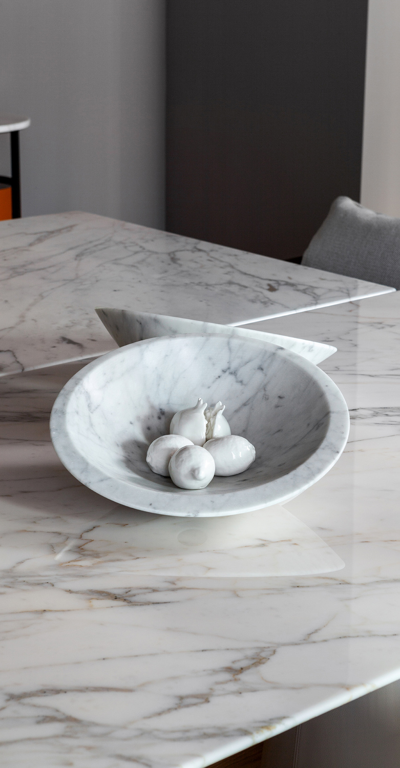 Pura | Bol Bol Pura Poltrona Frau en marbre blanc de Carrare, design asymétrique d’Angelo Mangiarotti, artisanat italien de luxe