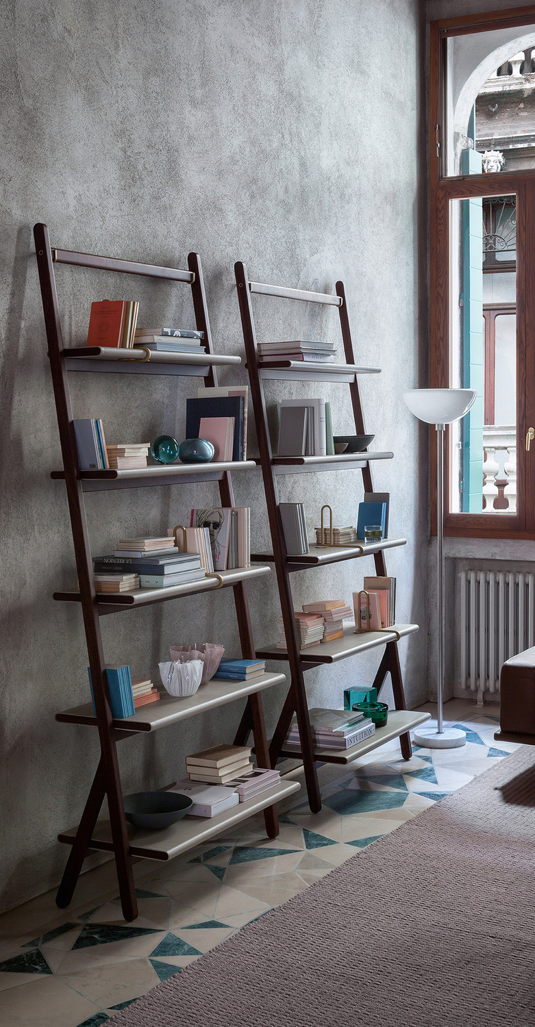 Ren | Librería Estantería Ren de Poltrona Frau en nogal Canaletto y cuero Saddle Extra, diseño de Neri&Hu, excelencia artesanal italiana