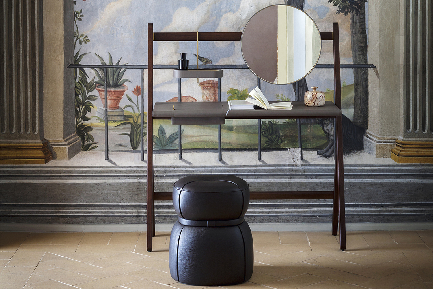 Ren | Toilette Coiffeuse Ren Poltrona Frau avec miroir rond, noyer Canaletto et cuir Saddle Extra, design Neri&Hu, excellence artisanale italienne