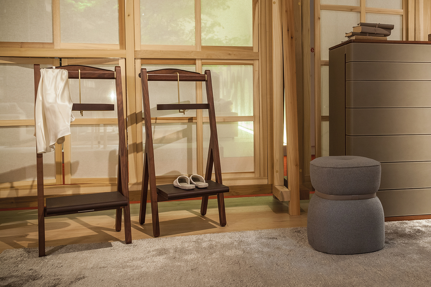 Ren | Valet de nuit Valet Ren Poltrona Frau en cuir Saddle Extra Talpa, structure en noyer Canaletto et laiton, vide-poches ovale, design Neri&Hu, artisanat italien de luxe