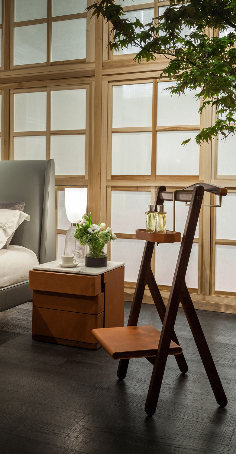 Ren | Valet de nuit Valet Ren Poltrona Frau en cuir Saddle Extra Talpa, structure en noyer Canaletto et laiton, vide-poches ovale, design Neri&Hu, artisanat italien de luxe