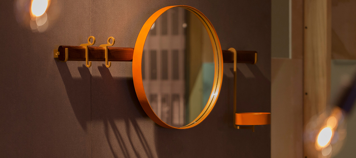 Ren | ハンガー付きミラー Ren wall mirror by Poltrona Frau、カナレットウォールナットバー、丸型ミラー、Saddle Extra Talpaレザーのトレイと2つのフック、Neri&Huデザイン、イタリア高級クラフトマンシップ