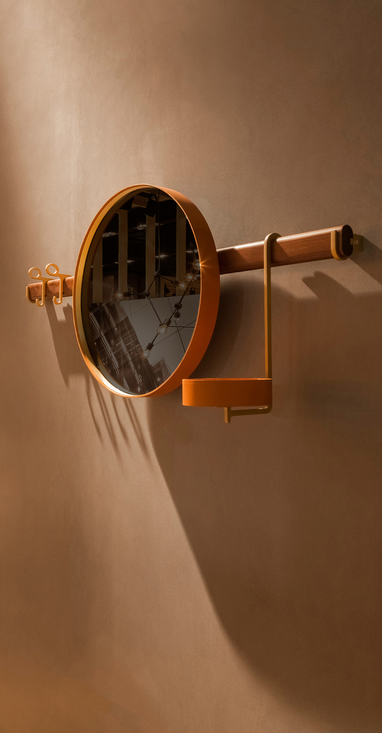 Ren | ハンガー付きミラー Ren wall mirror by Poltrona Frau、カナレットウォールナットバー、丸型ミラー、Saddle Extra Talpaレザーのトレイと2つのフック、Neri&Huデザイン、イタリア高級クラフトマンシップ