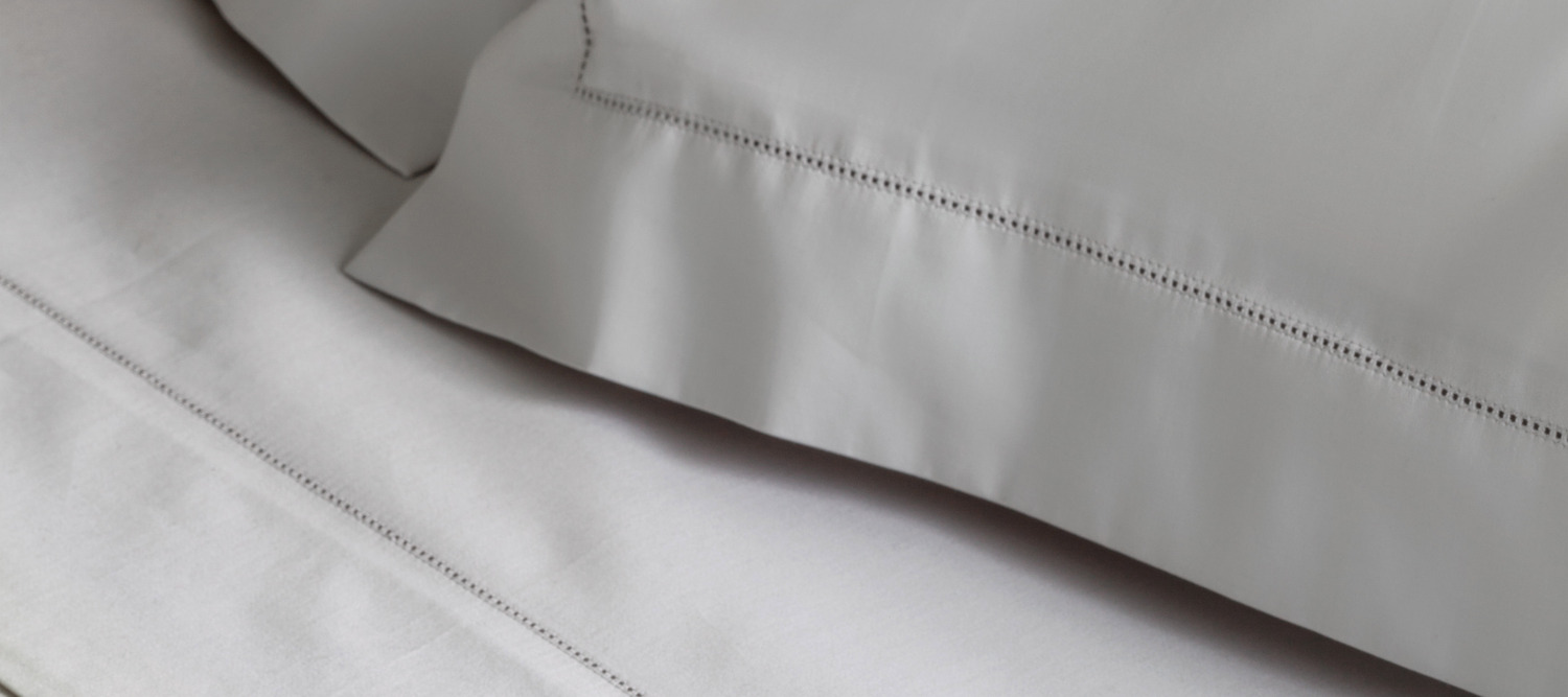 Riomaggiore | Linge de lit Parure de lit Riomaggiore Poltrona Frau en satin de coton 300 fils, blanc optique, finitions artisanales de luxe italien