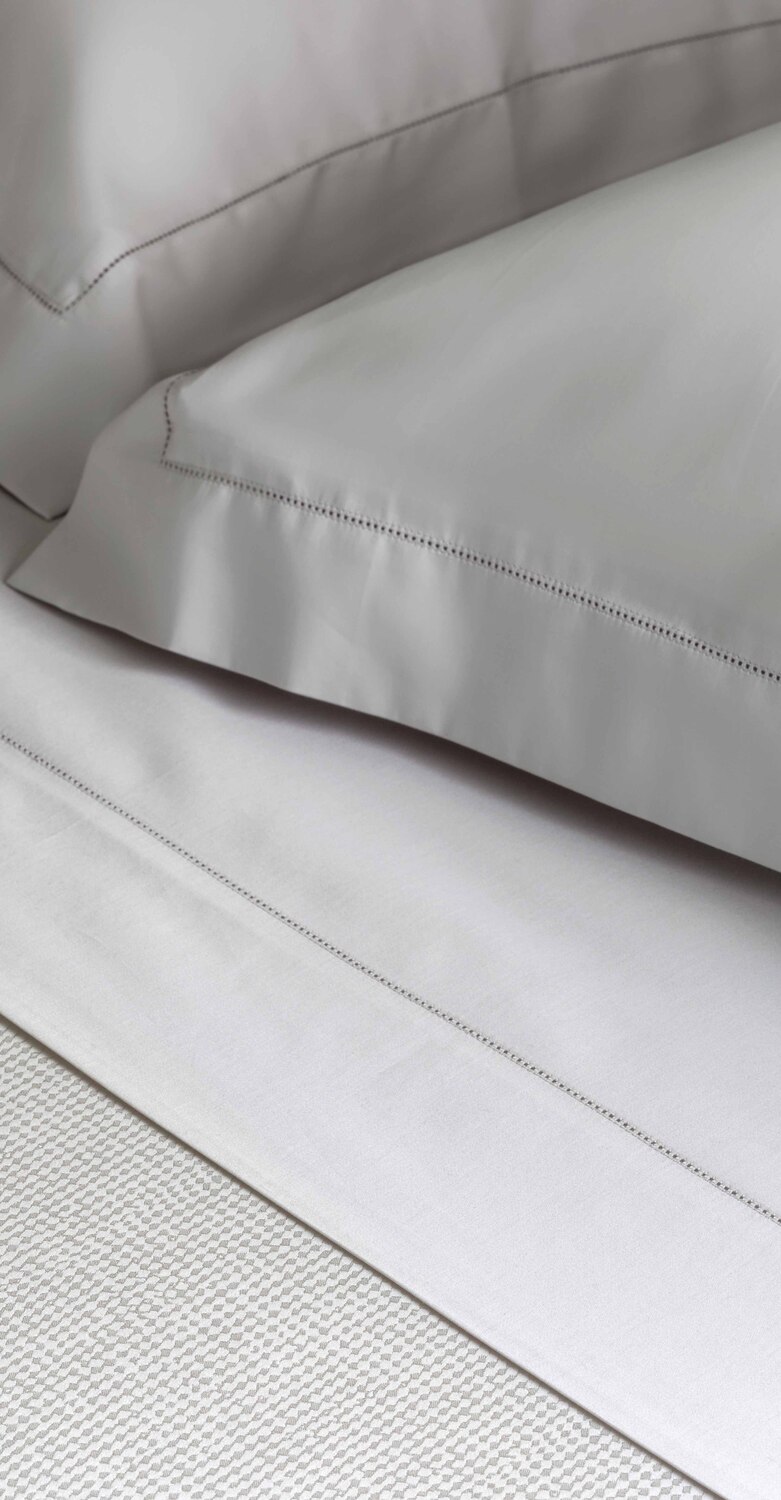 Riomaggiore | Linge de lit Parure de lit Riomaggiore Poltrona Frau en satin de coton 300 fils, blanc optique, finitions artisanales de luxe italien