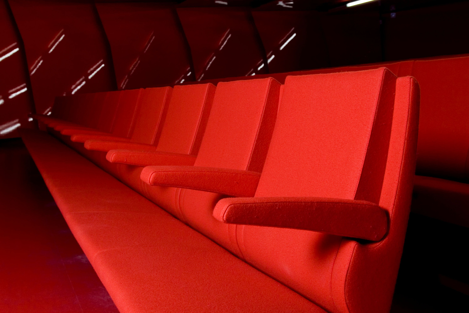 Poltrona Frau 的 Rome 双人长椅式扶手椅：钢制结构，聚氨酯填充，并配以高品质手工饰面。