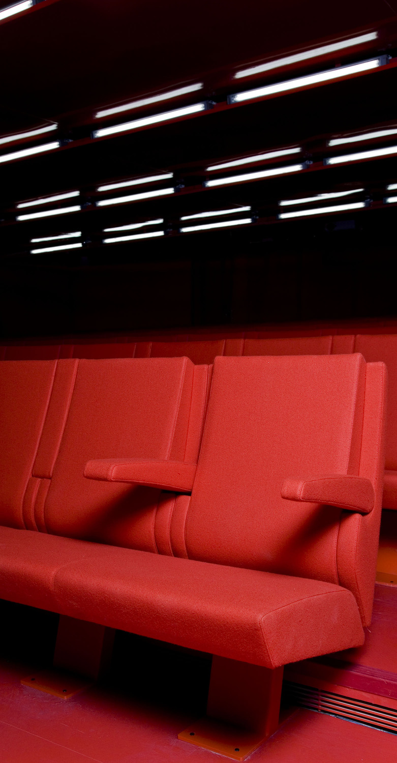 Poltrona Frau 的 Rome 双人长椅式扶手椅：钢制结构，聚氨酯填充，并配以高品质手工饰面。