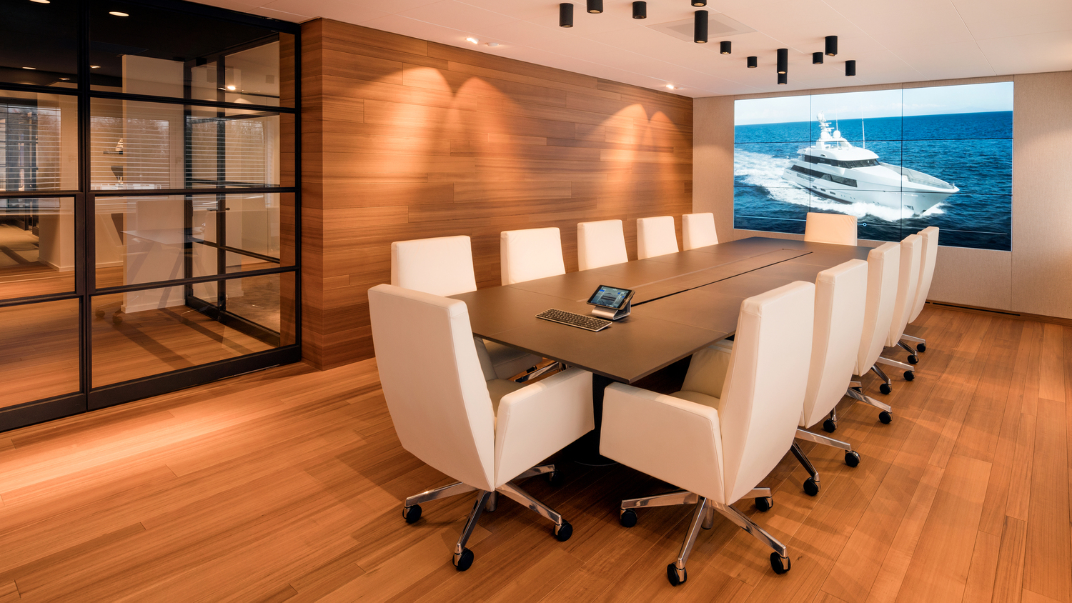Royal Van Lent Shipyard Asientos Poltrona Frau para Royal Van Lent Shipyard: confort, sofisticación y diseño a medida para el mundo de la náutica de lujo.