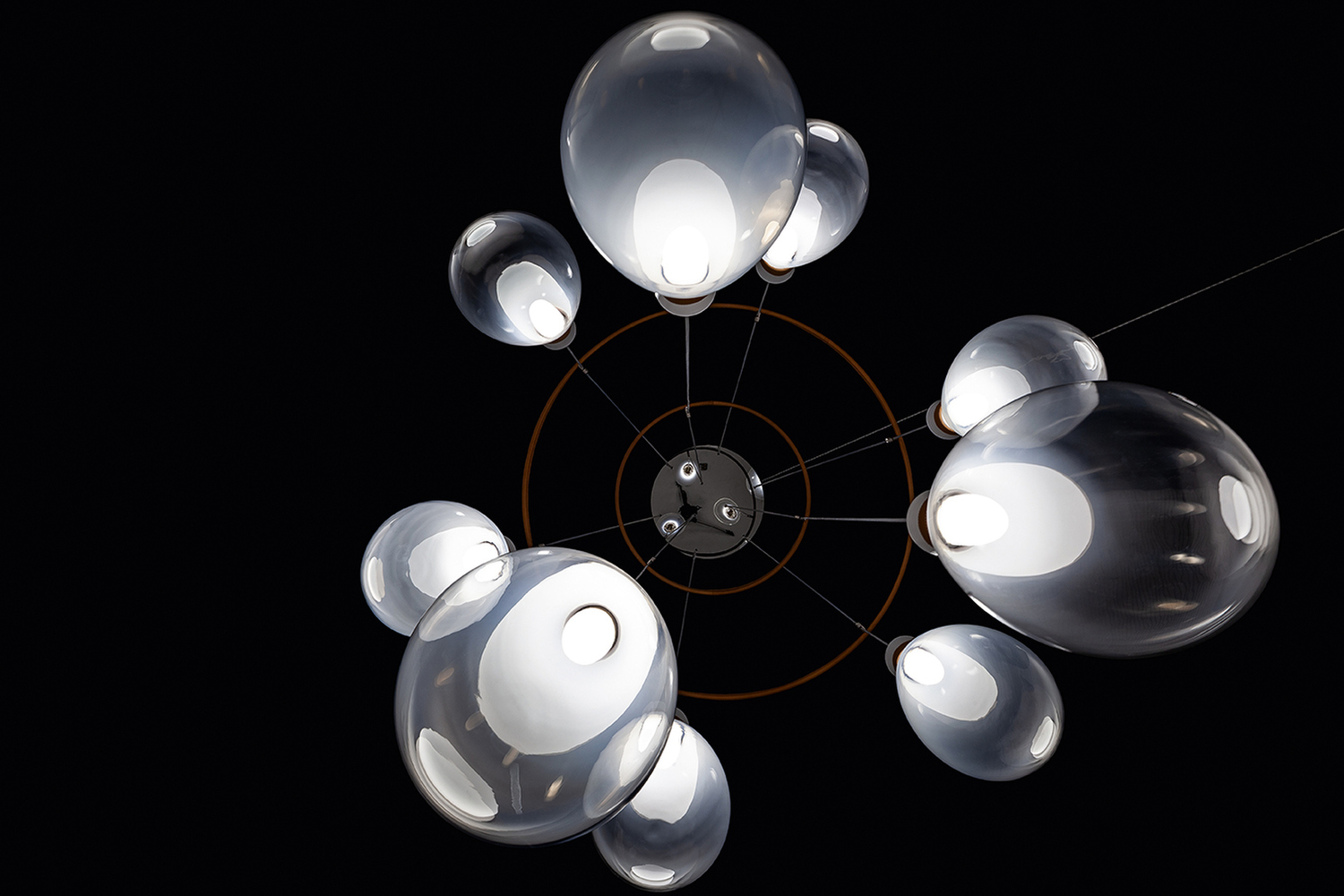 Soffi | Chandelier Soffi Chandelier Poltrona Frau, lustre en verre soufflé et cuir Saddle Extra, artisanat de luxe italien, design GamFratesi