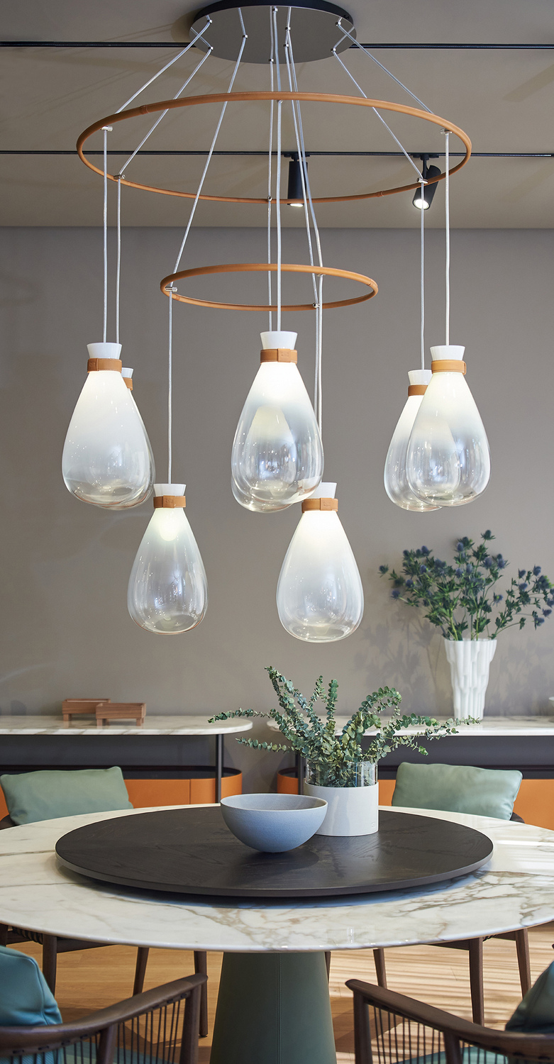 Soffi | Chandelier Soffi Chandelier Poltrona Frau, lustre en verre soufflé et cuir Saddle Extra, artisanat de luxe italien, design GamFratesi