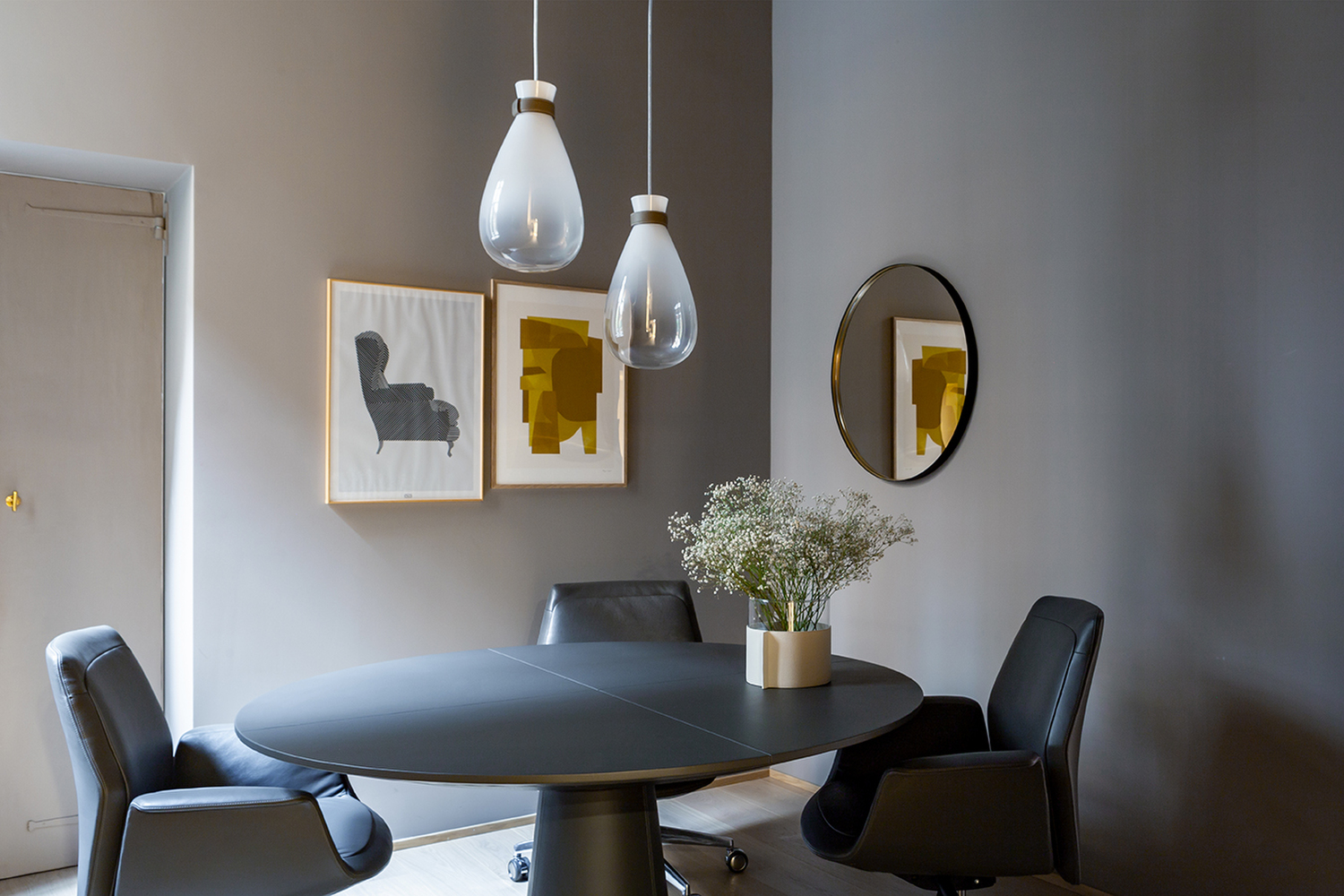Soffi | Composition linéaire Lampe Soffi Linear Composition Poltrona Frau avec trois globes en verre soufflé dégradé et détails en cuir Saddle Extra, design de luxe italien