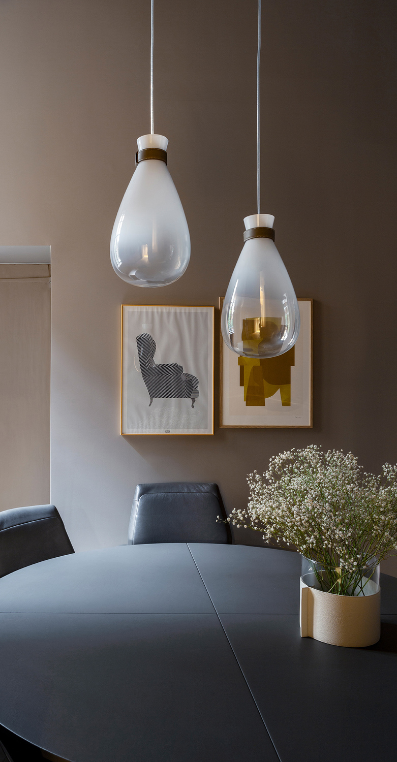 Soffi | Composition linéaire Lampe Soffi Linear Composition Poltrona Frau avec trois globes en verre soufflé dégradé et détails en cuir Saddle Extra, design de luxe italien
