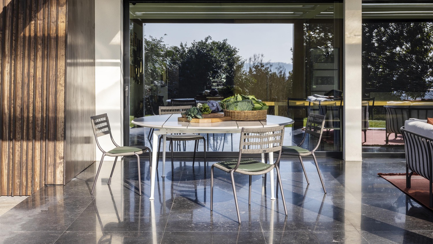 01 solaria round table