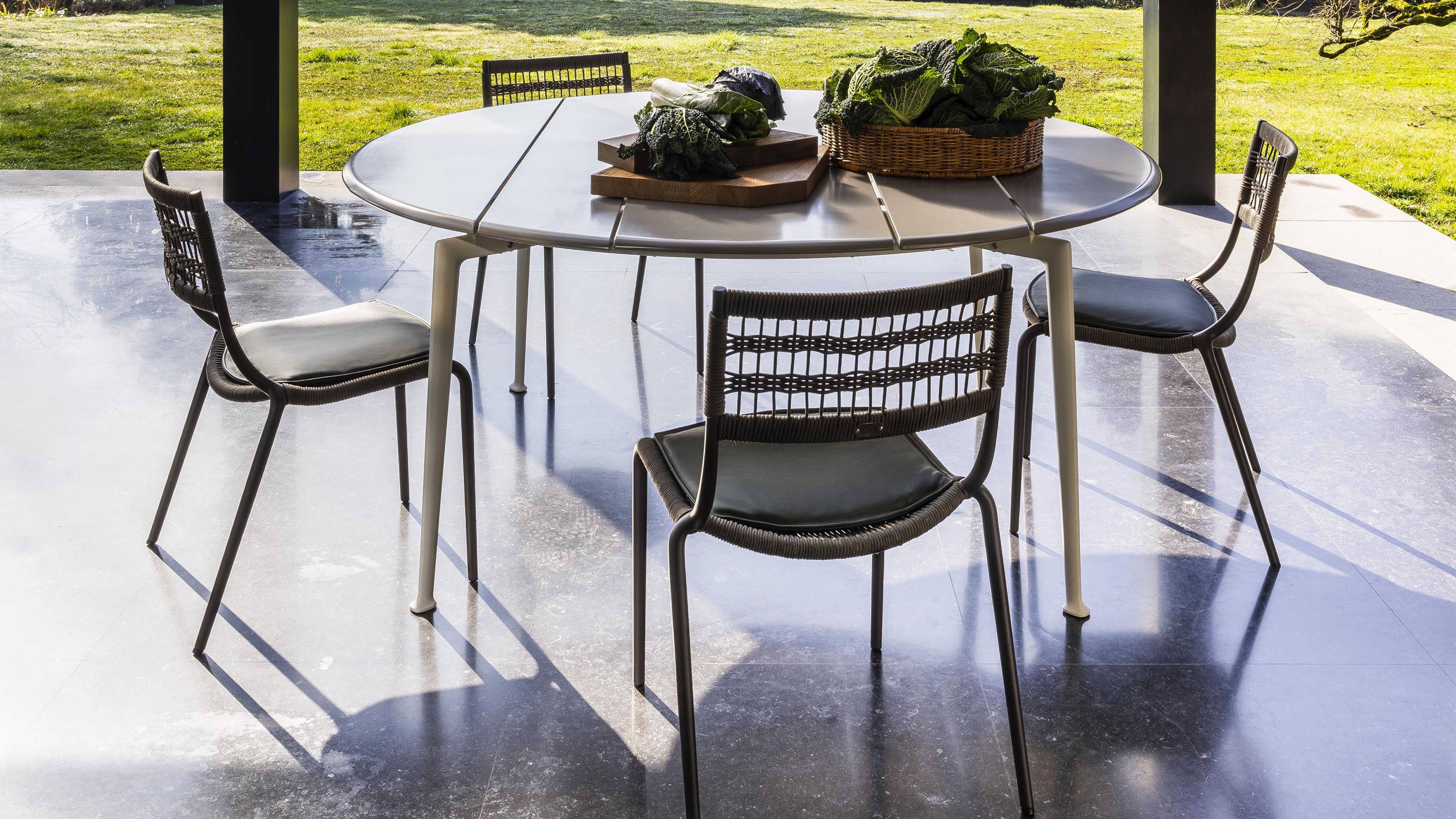 Solaria | Round table