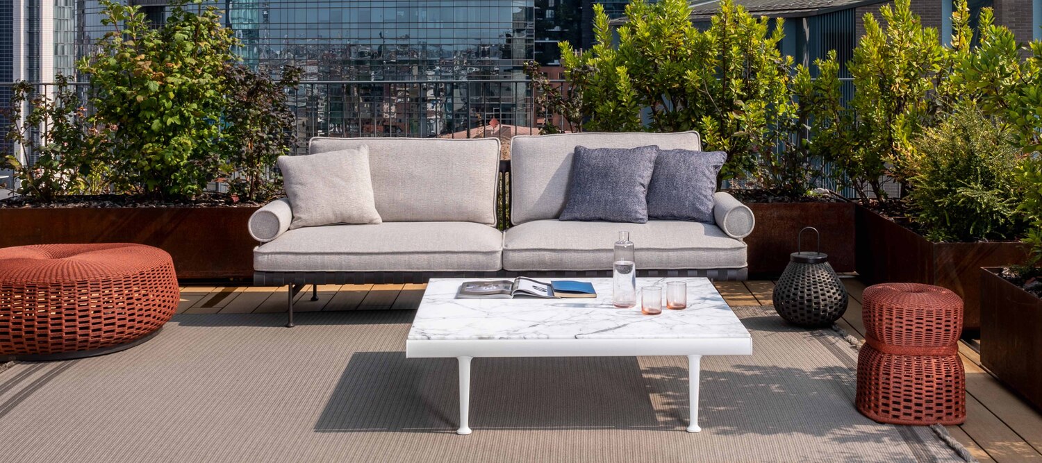 Souvenir d'Italie | Table basse 120x120cm Table basse Souvenir d’Italie Poltrona Frau 120x120, plateau en marbre Arabescato, structure en aluminium laqué, design de luxe italien