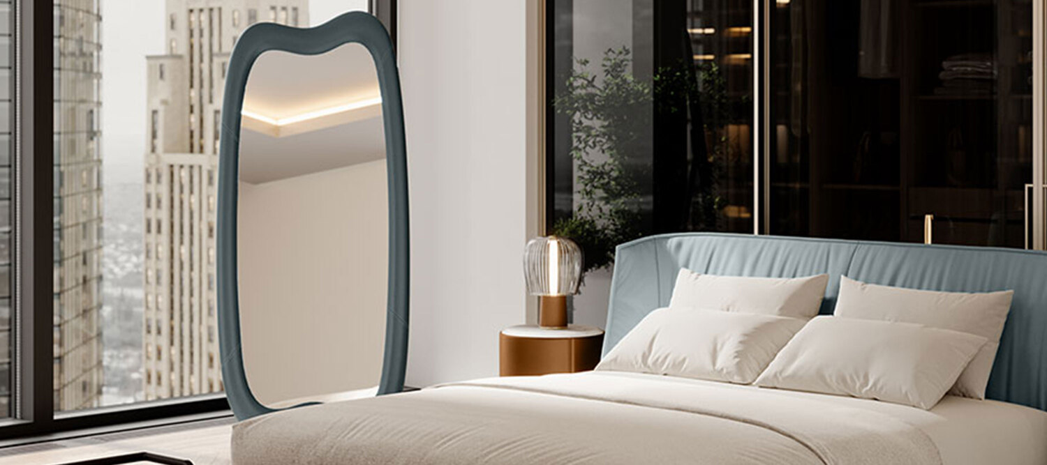 Squash | Langer Spiegel Squash Long Spiegel von Poltrona Frau, Ganzkörperspiegel mit geschwungener Pelle Frau ColorSphere® Lederumrahmung, italienisches Luxusdesign