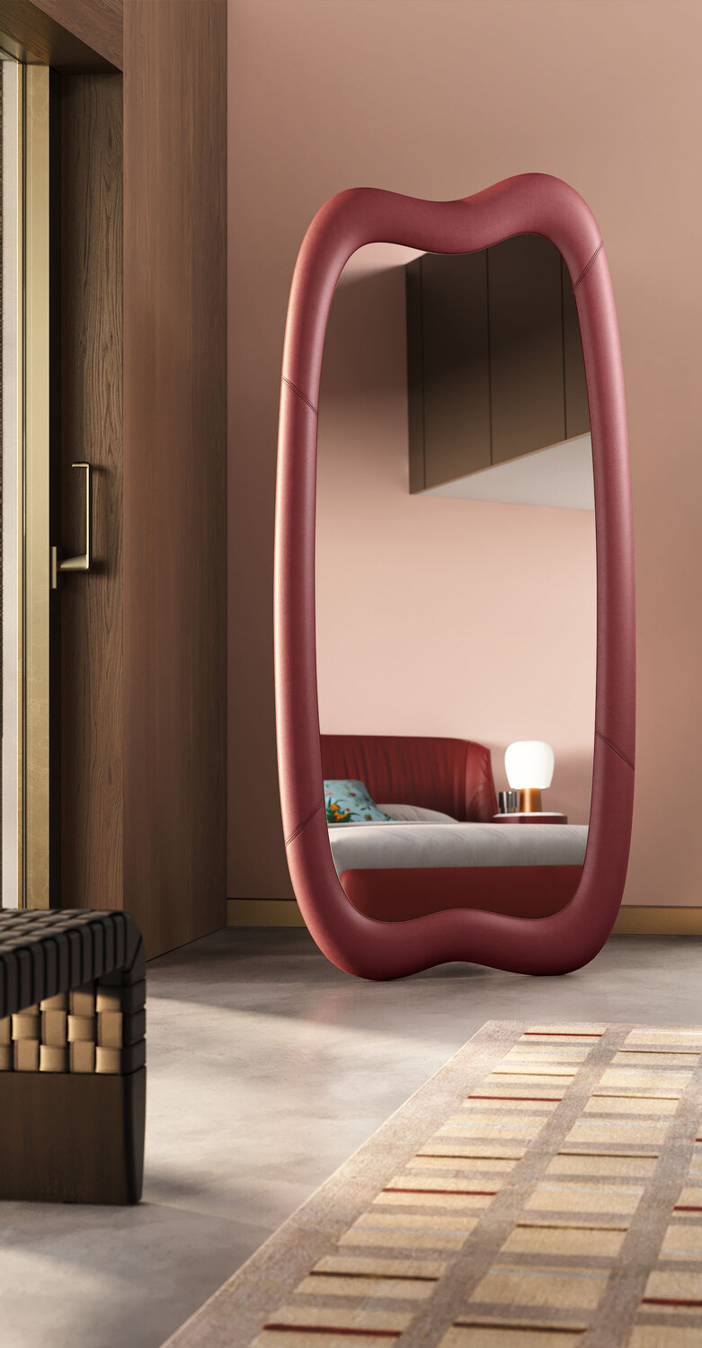 Squash | Langer Spiegel Squash Long Spiegel von Poltrona Frau, Ganzkörperspiegel mit geschwungener Pelle Frau ColorSphere® Lederumrahmung, italienisches Luxusdesign