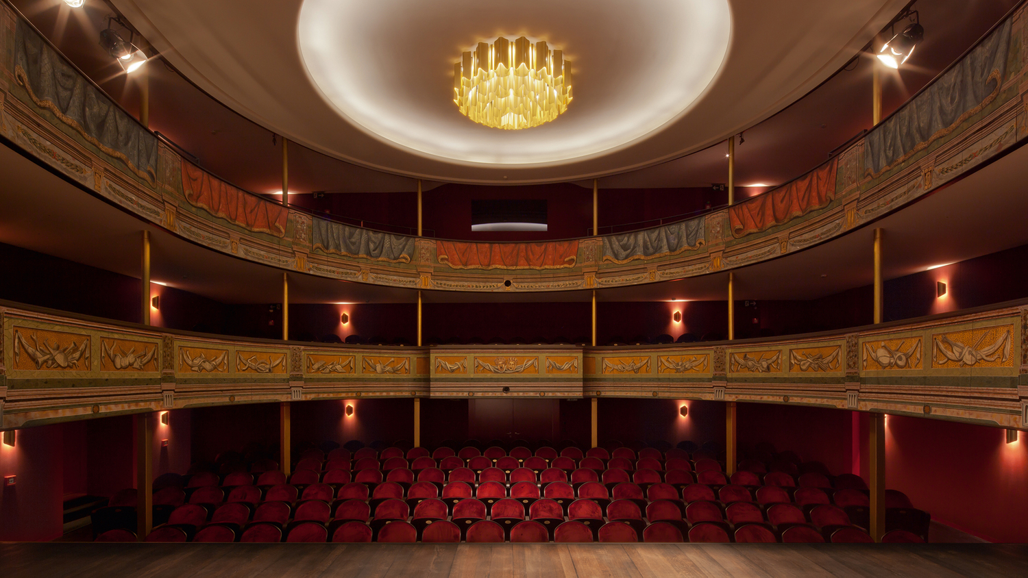 Stadttheater - Solothurn Poltrona Frau pour le théâtre de Soleure : sièges personnalisés en velours et bois massif, symboles d’élégance et de confort signé.