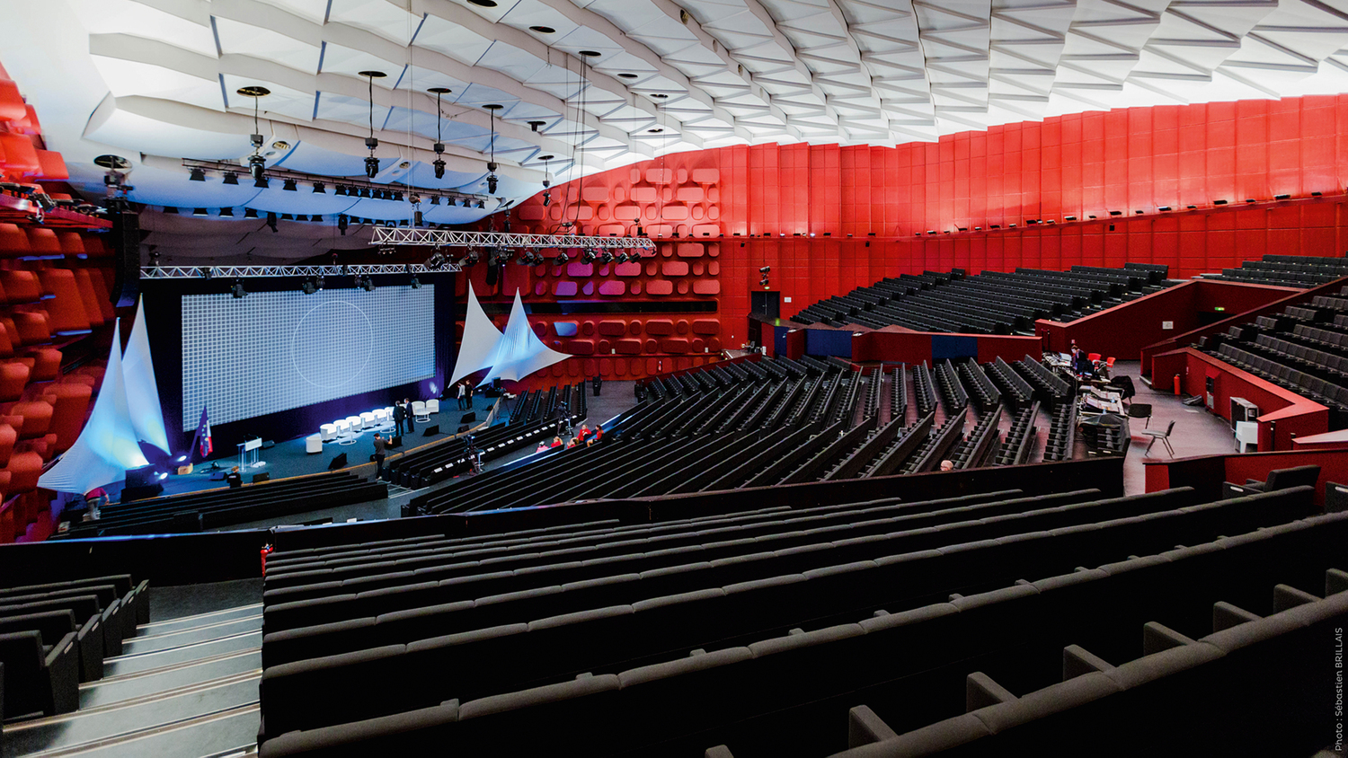 Poltrona Frau gestaltet das Kongresszentrum Straßburg mit maßgefertigten Sitzen aus Pelle Frau®-Leder und hochwertigen Ausführungen.