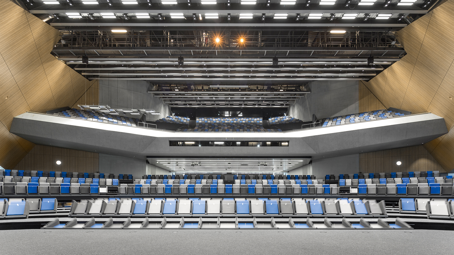 Swiss Tech Convention Center Poltrona Frau firma lo SwissTech Convention Center, con sedute eleganti e performanti che coniugano estetica e funzionalità.