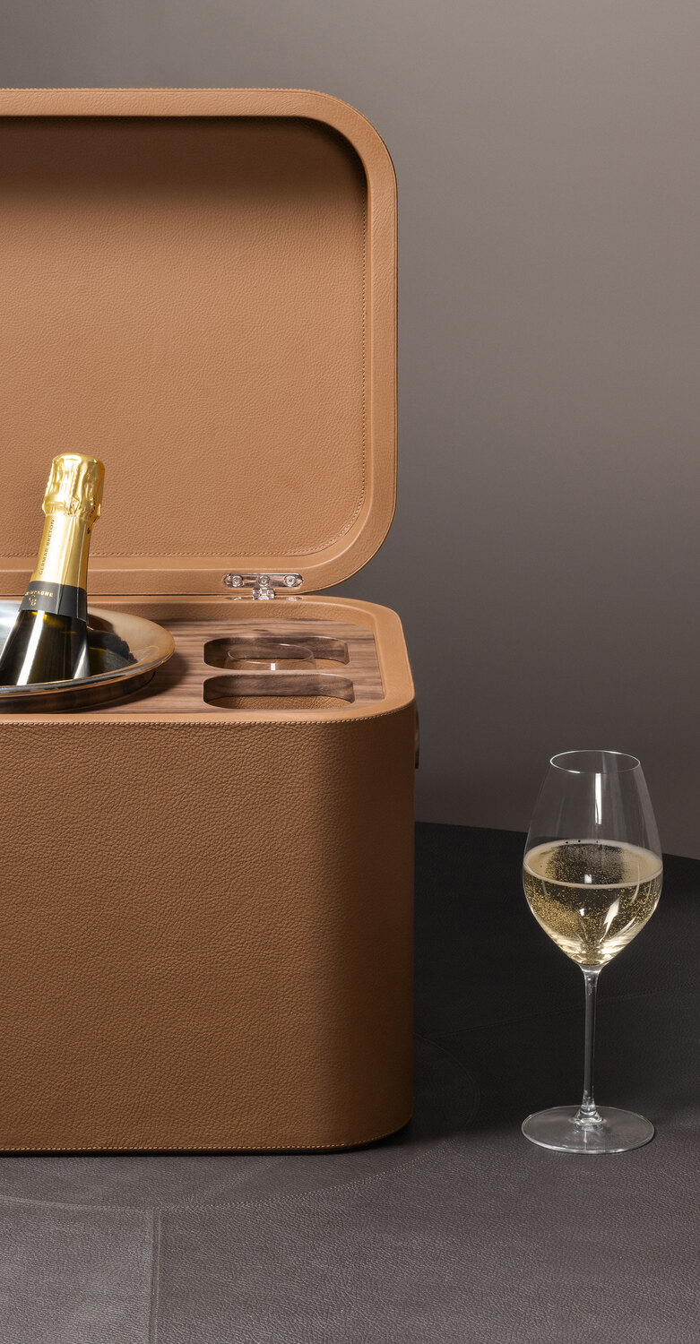 Champagne Box by Poltrona Frau、Pelle Frau®レザー仕上げ、スチール製ボトルホルダーとフルート収納、イタリアンラグジュアリーなクラフトマンシップとデザイン