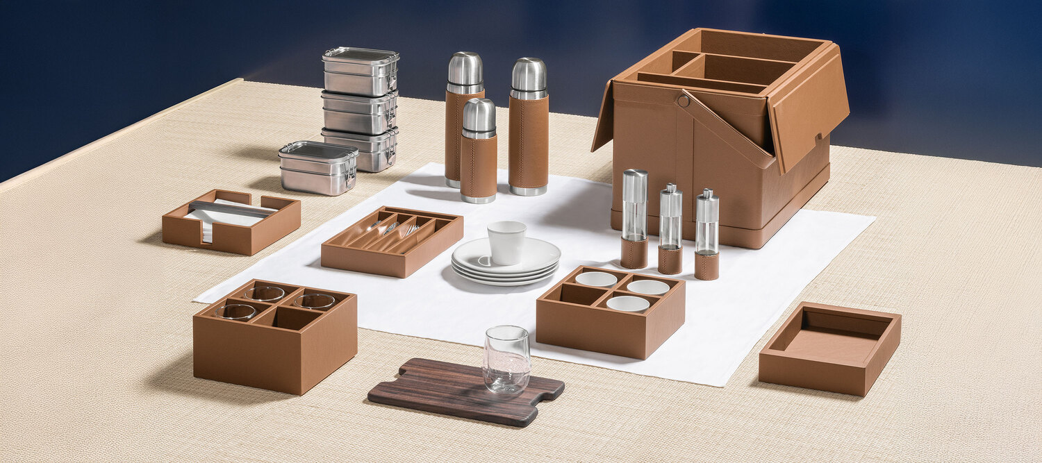 Picknickkorb von Poltrona Frau, Design von Giobagnara, bezogen mit Pelle Frau® ColorSphere® und Canaletto-Nussbaum, komplett ausgestattet für vier Personen, italienische Luxus-Handwerkskunst und Design