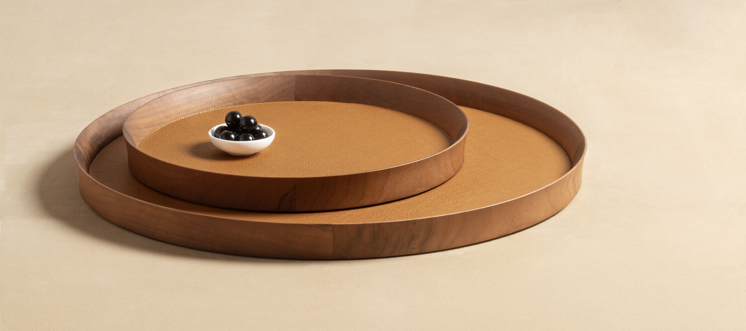 Tableware | Tray Round Tableware tray by Poltrona Frau, design by Giobagnara, wood covered in Pelle Frau® leather, minimalism and Italian artisanal excellence