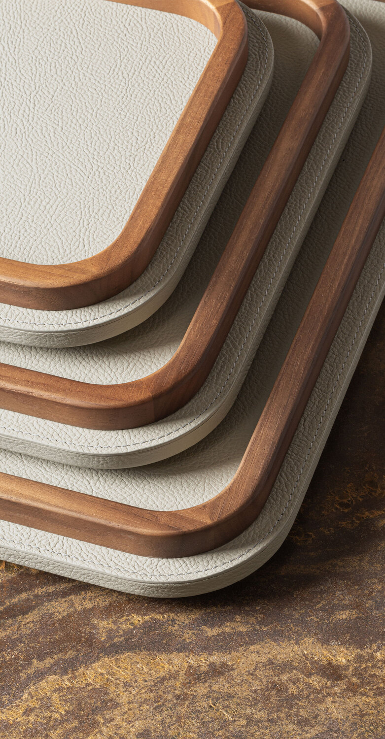 Tableware | Tray Round Tableware tray by Poltrona Frau, design by Giobagnara, wood covered in Pelle Frau® leather, minimalism and Italian artisanal excellence