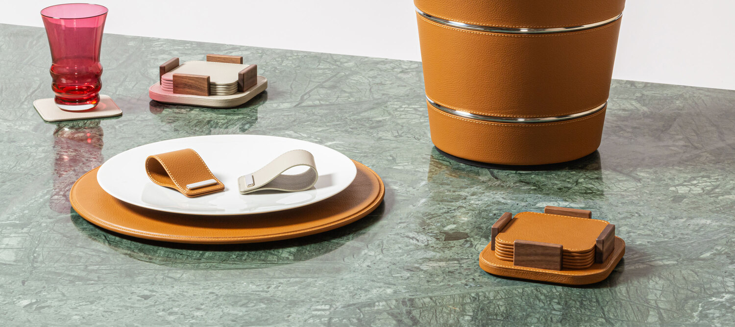 Tableware | Unterteller Tableware Unterteller von Poltrona Frau, Design von Giobagnara, rund aus Pelle Frau® Leder mit Metallkern, italienische Luxus-Handwerkskunst und Design