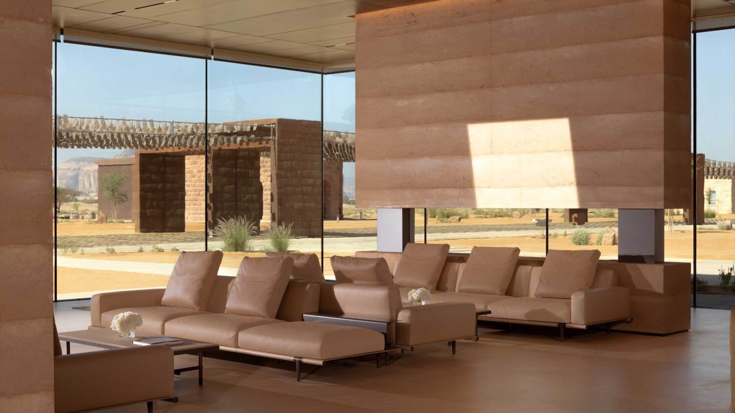 Poltrona Frau firma los interiores de The Chedi Hegra con asientos de cuero a medida y un diseño elegante para un resort de lujo.