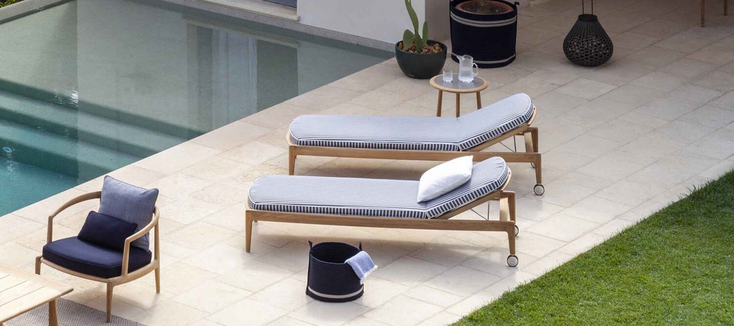 The Secret Garden | Bain de Soleil  Bain de soleil The Secret Garden de Poltrona Frau, en bois et tissu, design extérieur élégant et contemporain