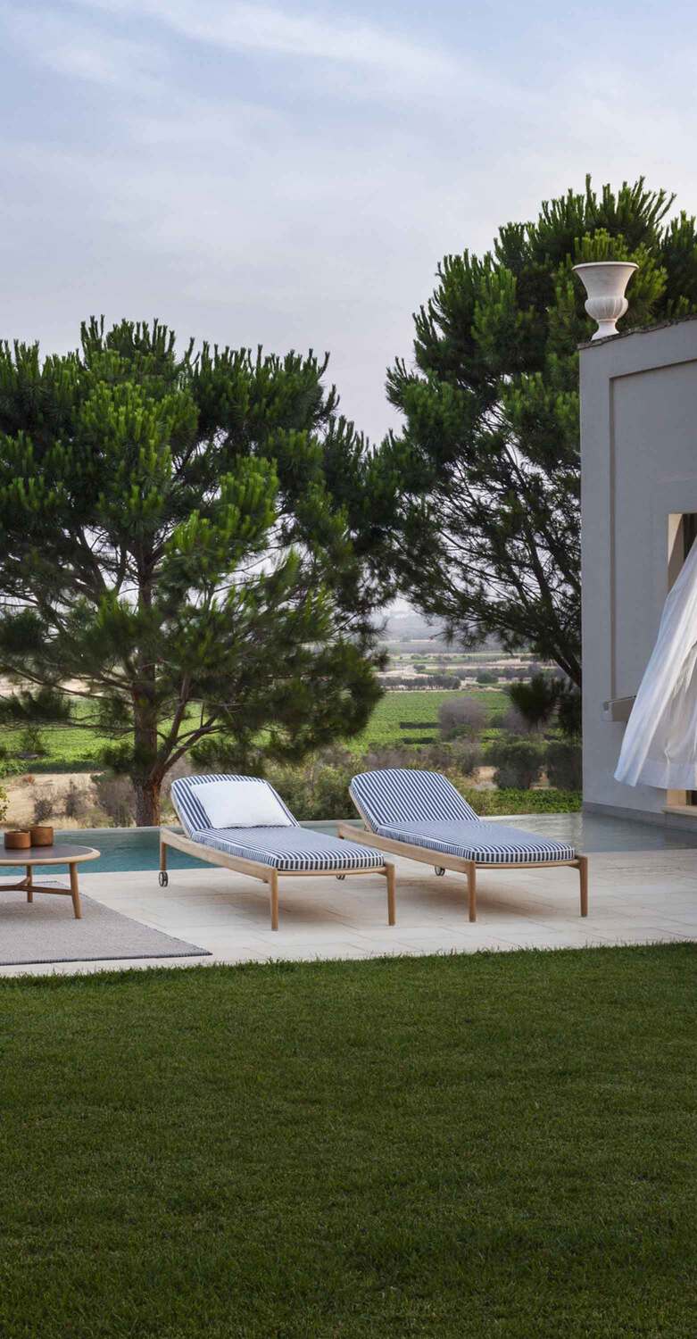 The Secret Garden | Bain de Soleil  Bain de soleil The Secret Garden de Poltrona Frau, en bois et tissu, design extérieur élégant et contemporain