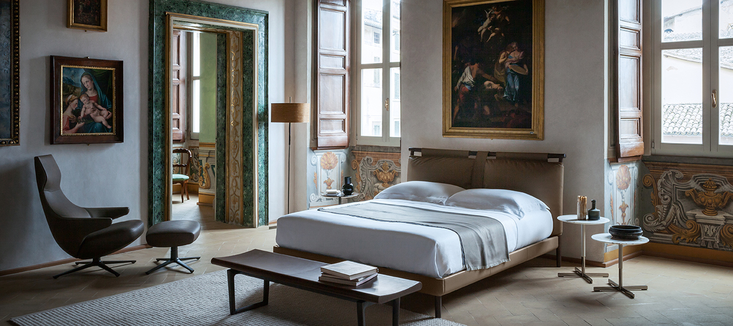 Times | Cama Cama Times de Poltrona Frau con cabecero de fresno moka, bandas verticales en Pelle Frau® y cojín personalizable, artesanía italiana de lujo