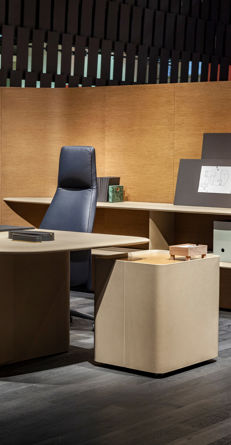Trust | Cabinet Buffet Trust Cabinet Poltrona Frau en chêne et cuir Pelle Frau® ou Saddle Executive, trois compartiments avec portes et détails artisanaux de luxe italien