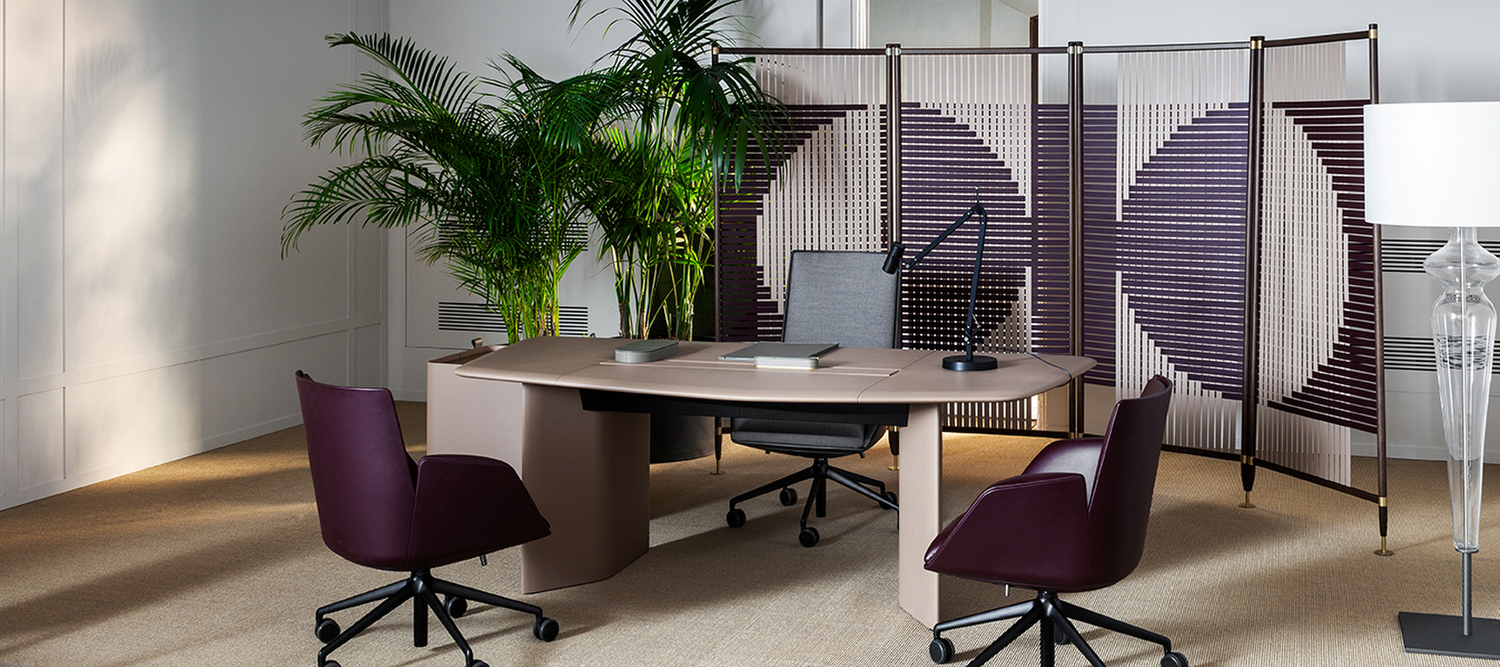 Trust | Iconic Schreibtisch Trust Iconic Desk von Poltrona Frau mit Techno Wood Eichenplatte und Pelle Frau® Lederbezug, italienisches Luxusdesign und exzellente Handwerkskunst