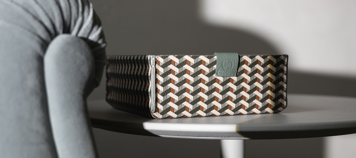 Trusty | Aufbewahrungsbehälter Trusty ist die Leder-Ablageschale von Poltrona Frau, entworfen, um kleine Alltagsgegenstände ordentlich aufzubewahren. Klare Linien und handwerkliche Details machen sie zu einem eleganten und vielseitigen Accessoire.