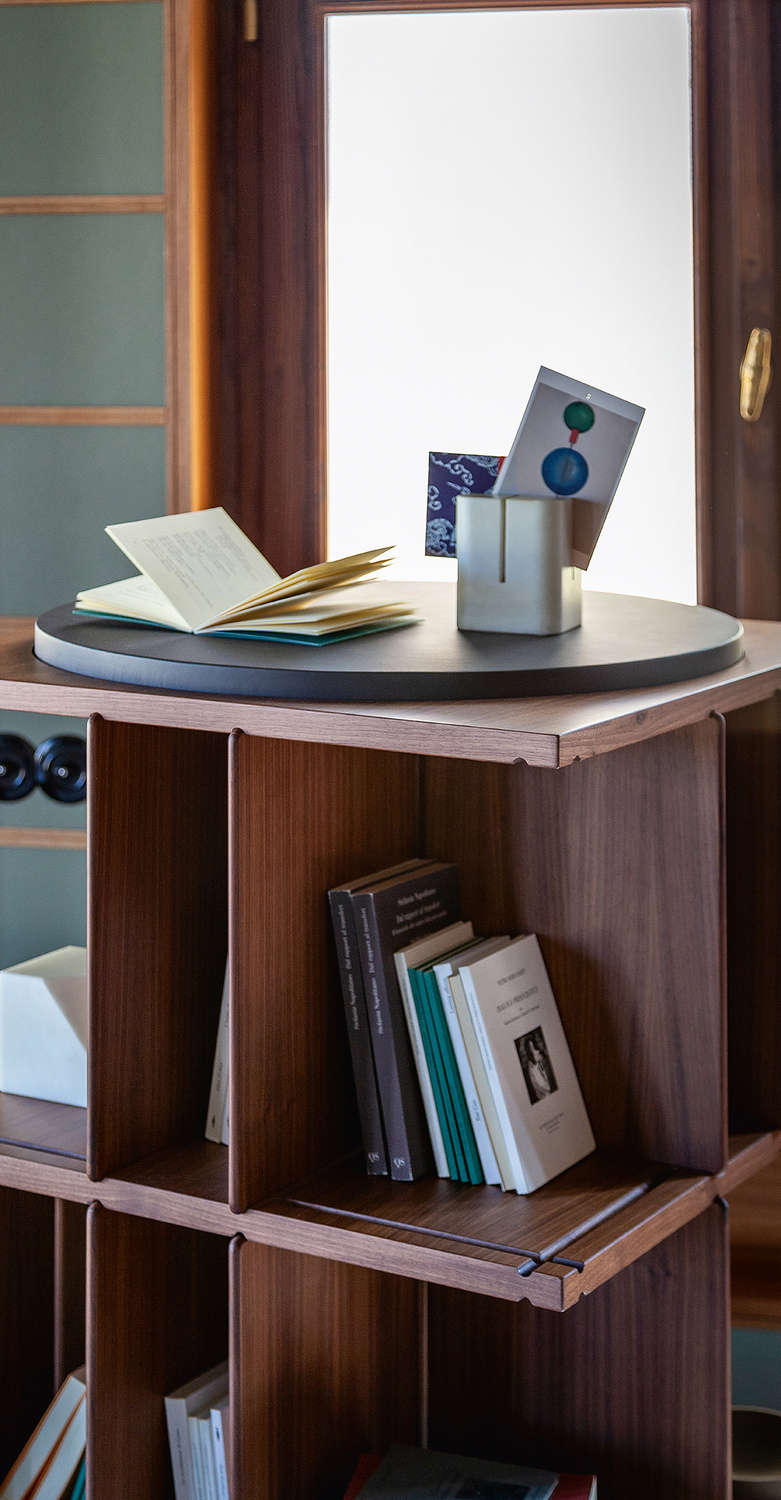 Turner | Bookcase The Turner Bookcase by Poltrona Frau is a rotating bookcase that combines fine wood with Pelle Frau® leather inserts. With clean lines and harmonious proportions, it blends functionality and design to furnish with elegance.